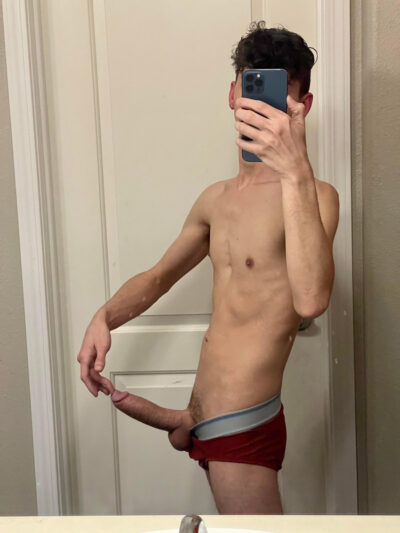 Big Dick Skinny Boy Selfie